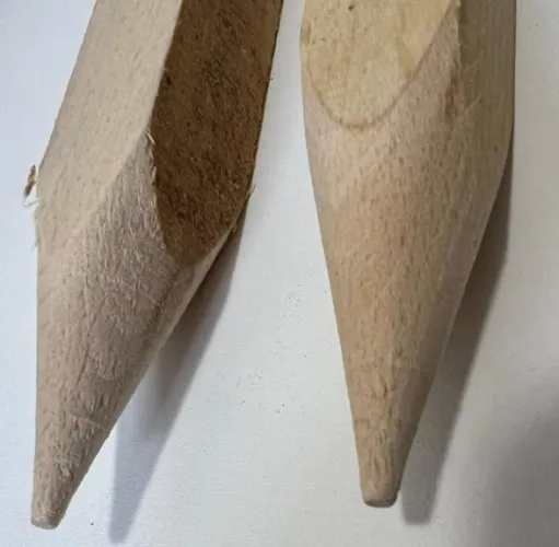 Dřevěný kolík s hrotem 30 cm barvený