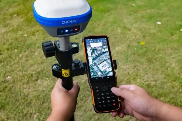 GNSS CHC i73 s IMU jednotkou pro men sklonu a kontrolerem HCE600