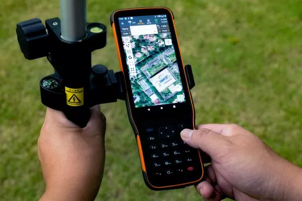 GNSS CHC i73 s IMU jednotkou pro men sklonu a kontrolerem HCE600