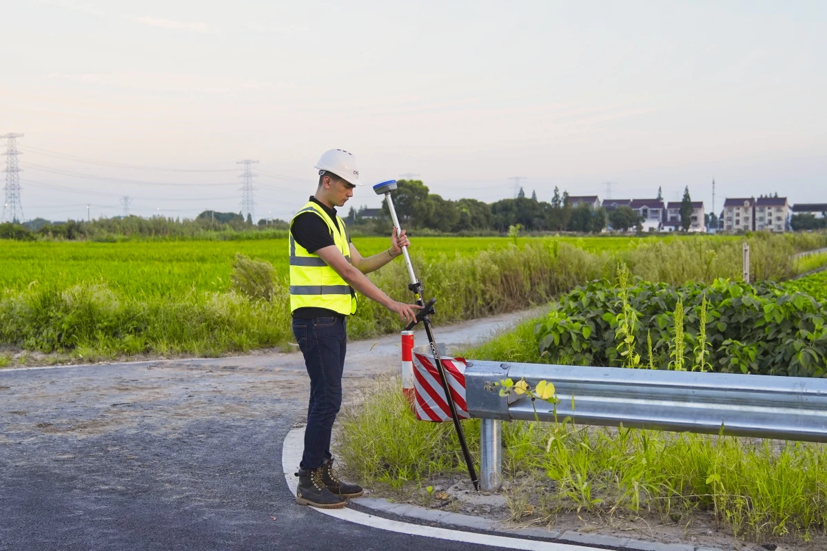 GNSS CHC i73 s IMU jednotkou pro měření sklonu a kontrolerem HCE600